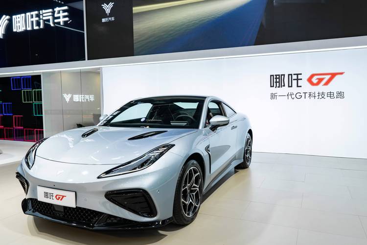 深圳81哪吒汽车在智能汽车领域的表现，领途汽车在新能源汽车市场中的影响力